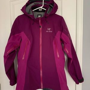 Arc’teryx rain jacket, GoreTex, medium size, great condition. Feminine cut.